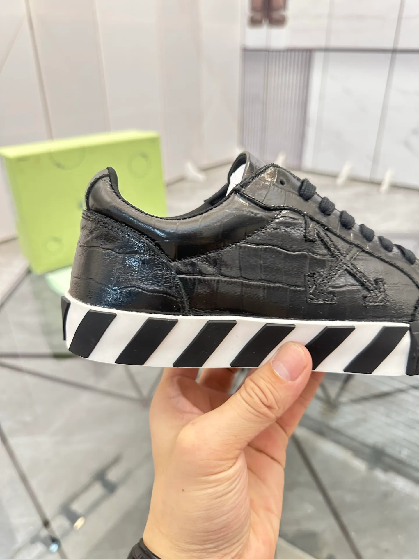 Selling men's shoes 💰: 💰P440¥ Product trademark: OFF WHITE *"OFF WHITE*" low-top casual shoes Regular size: 35-45 (can be customized to 46) Couple style Product material: imported cowhide upper, breathable lining, original outsole. No.: H203